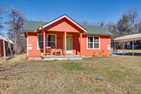 Pumpkin Cottage with Fire Pit and Grills in Lawton